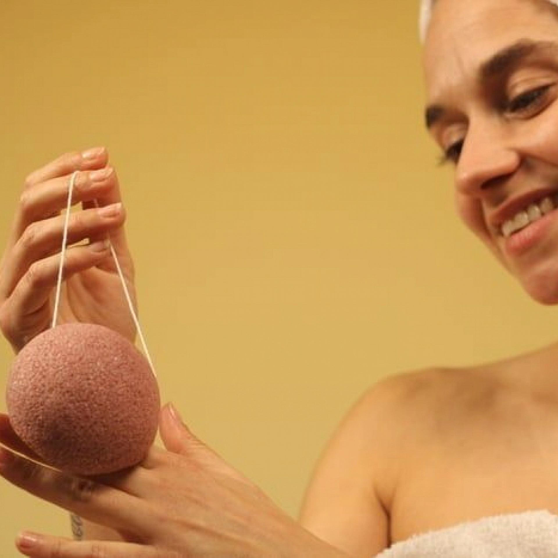 Konjac | Esponja arcilla roja 1 ud - Ella Baché ®