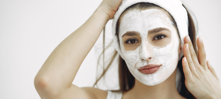 mujer aplicandose una mascarilla de arcilla blanca