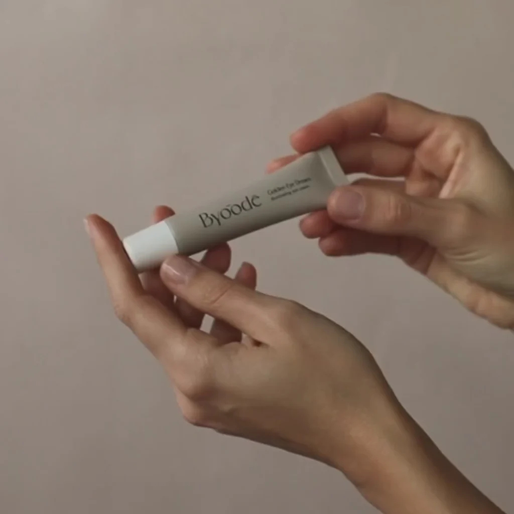 Contorno corrector e iluminador con ácido hialurónico, Tetrapéptido y Vitamina E