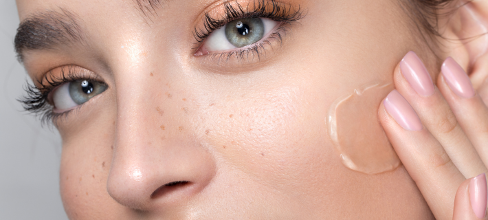 Mujer aplicándose una esencia facial