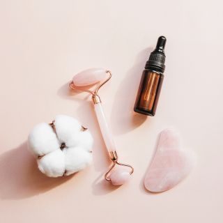Aceite esencial de romero con rodillo facial y gua sha para cuidado de la piel