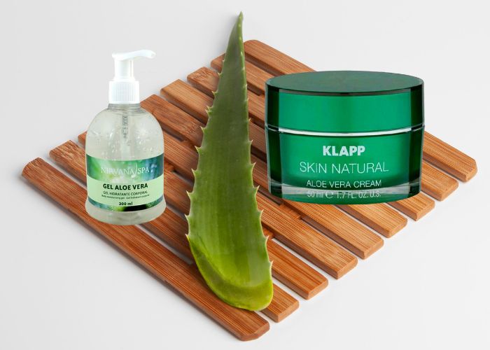 Gel de Nirvana Spa y crema de aloe vera Klapp Skin Natural sobre base de madera 
