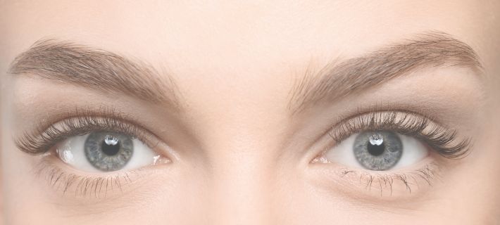zoom de ojos y cejas de mujer