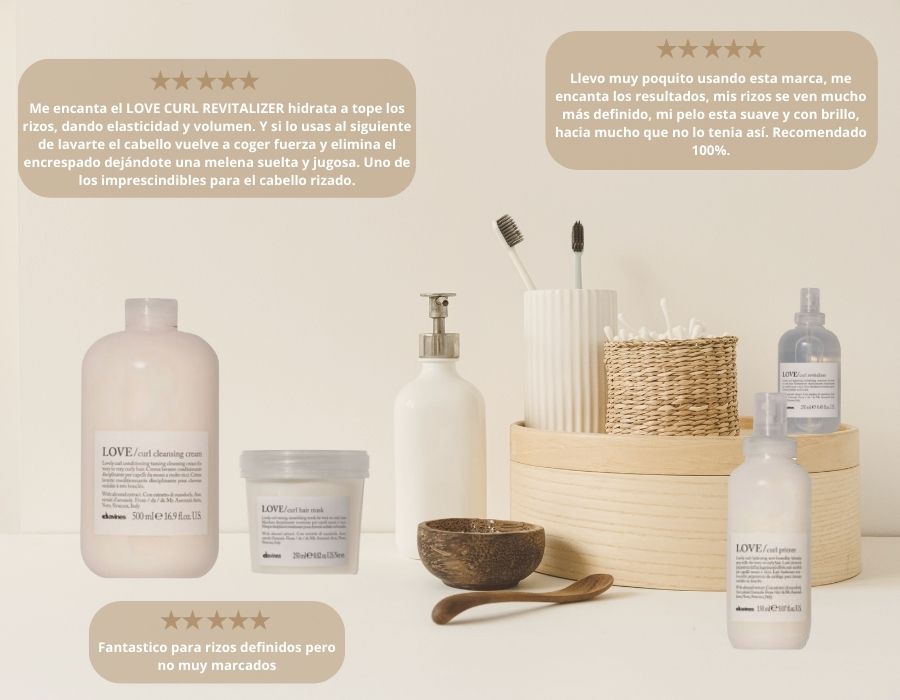 Productos Davines LOVE para cabello rizado junto a accesorios de ba&ntilde;o y rese&ntilde;as de clientes sobre fondo beige