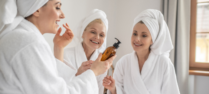 Mujeres de diferentes edades hablando sobre un producto cosmetico