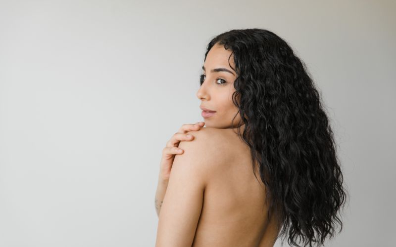 mujer mostrando su cabello rizado