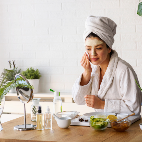 mujer aplicándose una mascarilla en la cara
