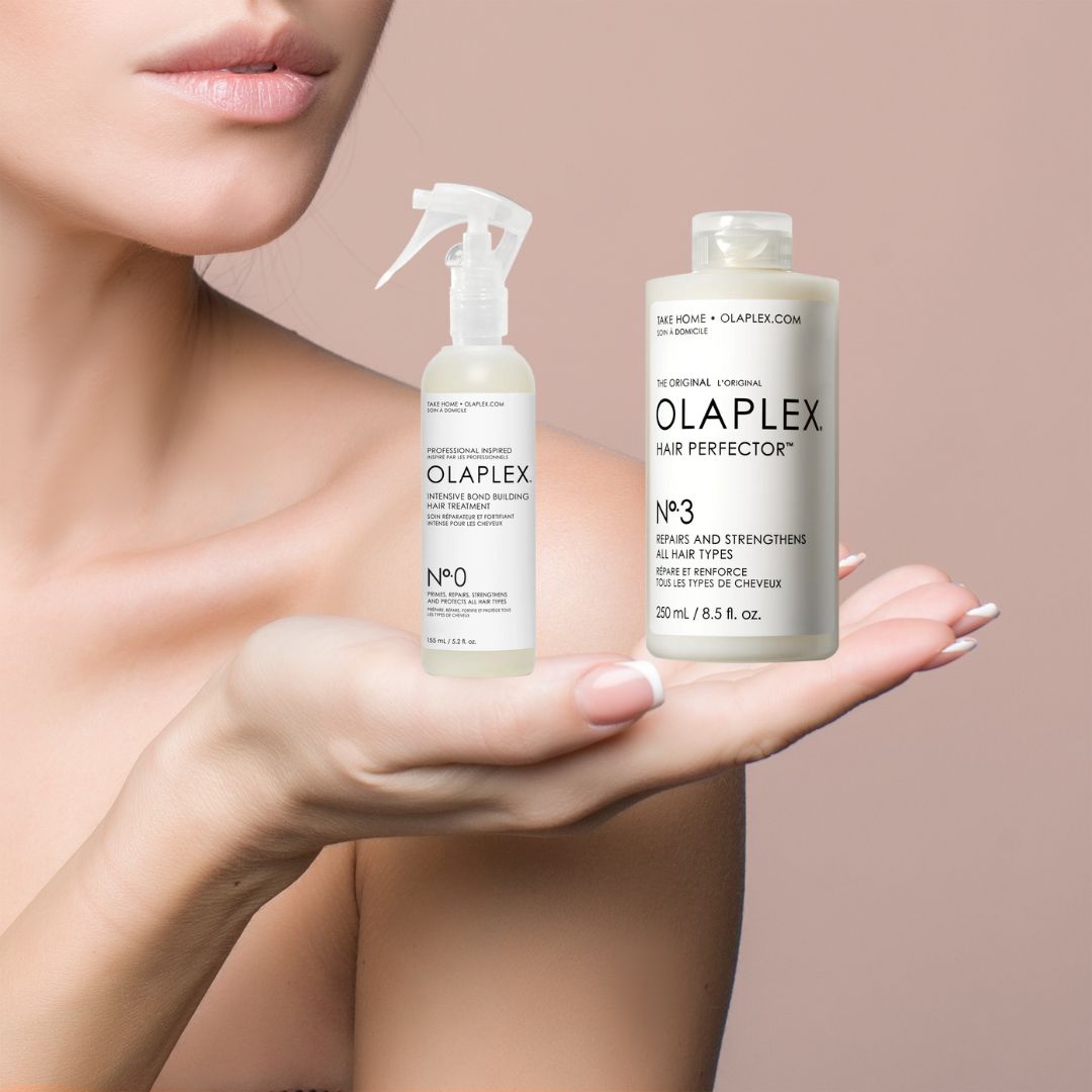 Olaplex N&ordm;0 y N&ordm;3 tratamiento reparador capilar sobre la mano de mujer