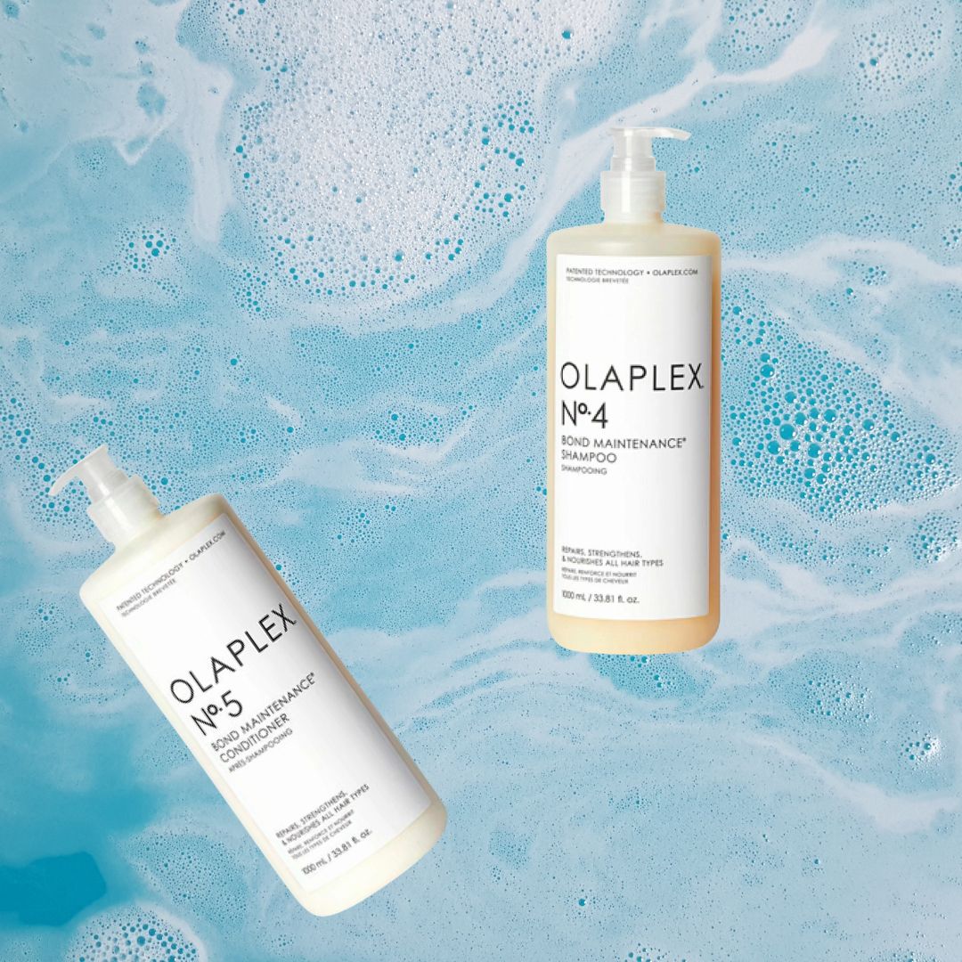 Champ&uacute; Olaplex N&ordm;4 y acondicionador N&ordm;5 sobre fondo azul con espuma